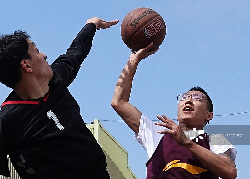 大连:东北特钢首届东特杯篮球联赛激情开赛