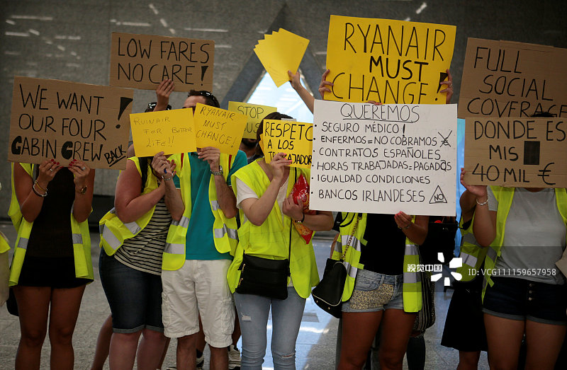 西班牙:瑞安航空员工机场罢工 手举标语牌要求