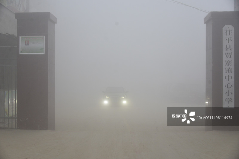 山东聊城遭遇强浓雾天气 能见度不足50米