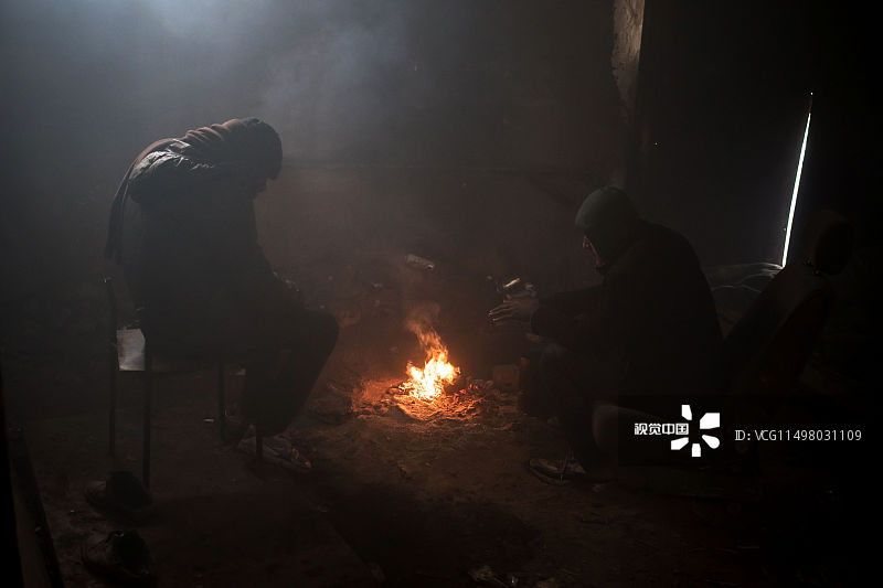 约7000移民滞留塞尔维亚 雪地烤火条件艰苦