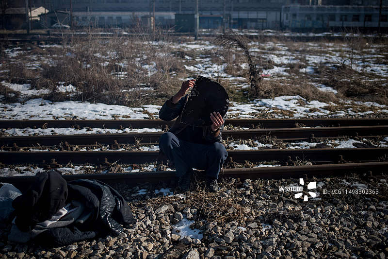 塞尔维亚:移民暂居废弃仓库 天寒地冻条件艰苦